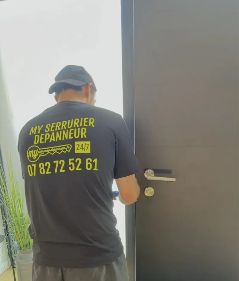 Artisan serrurier My Serrurier Depanneur en intervention sur une porte à Valenciennes