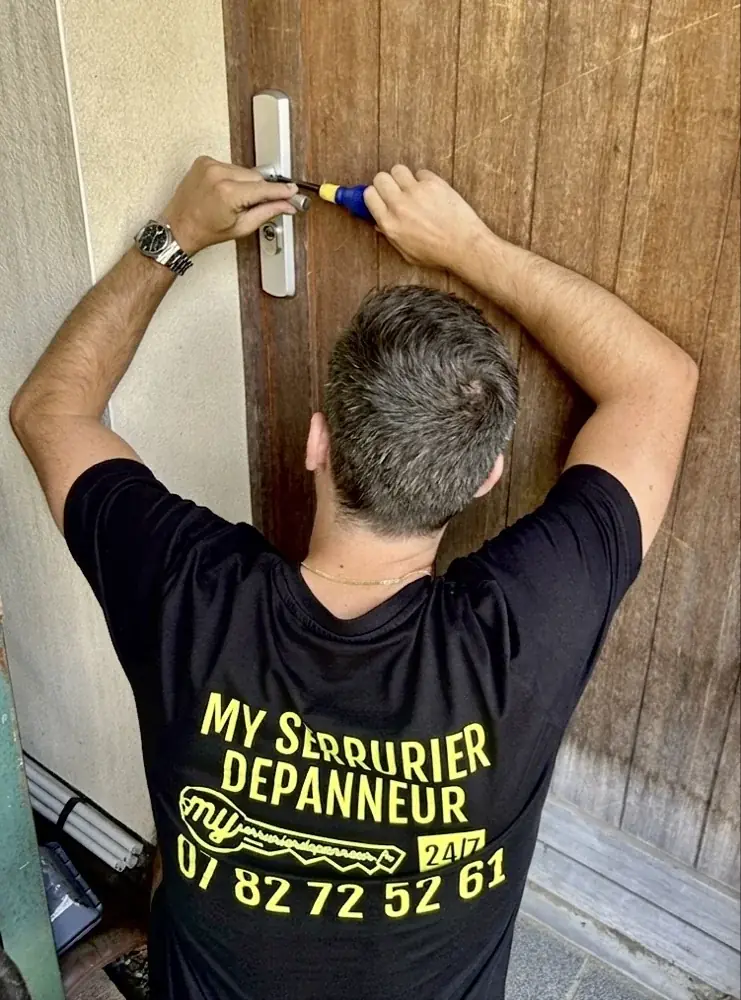 Remplacement d’une serrure sur une porte en bois